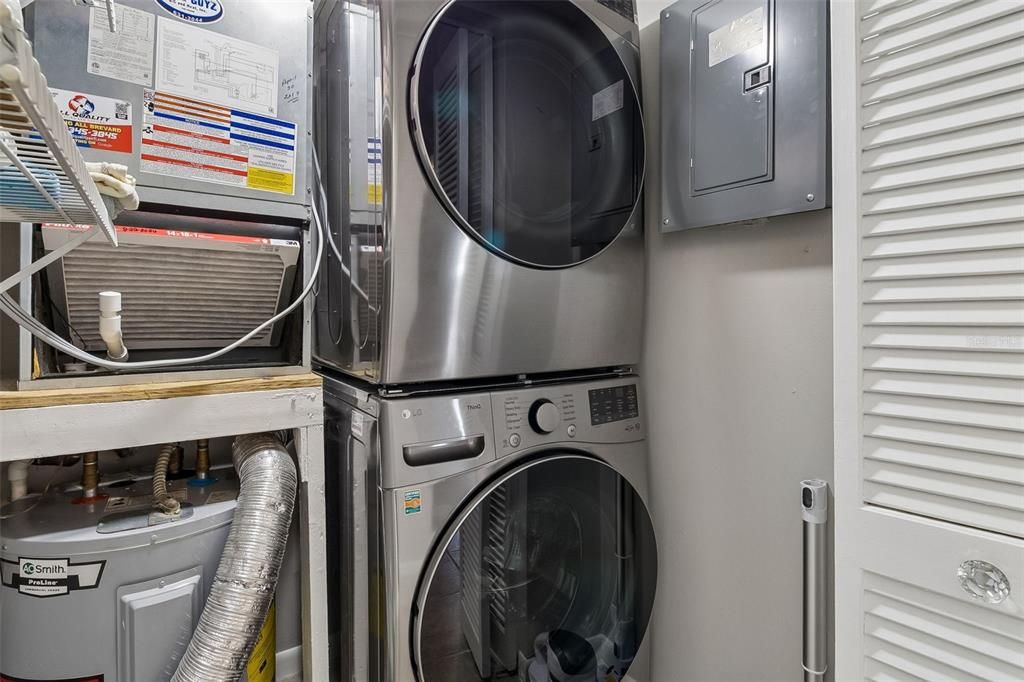 For Sale: $275,000 (2 beds, 2 baths, 1058 Square Feet)