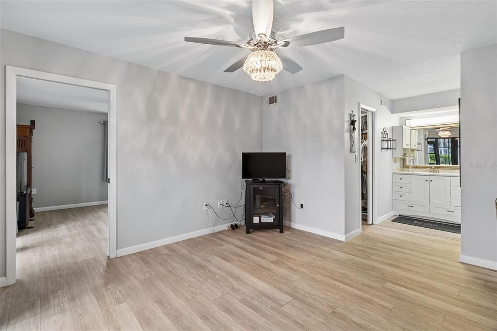 For Sale: $275,000 (2 beds, 2 baths, 1058 Square Feet)