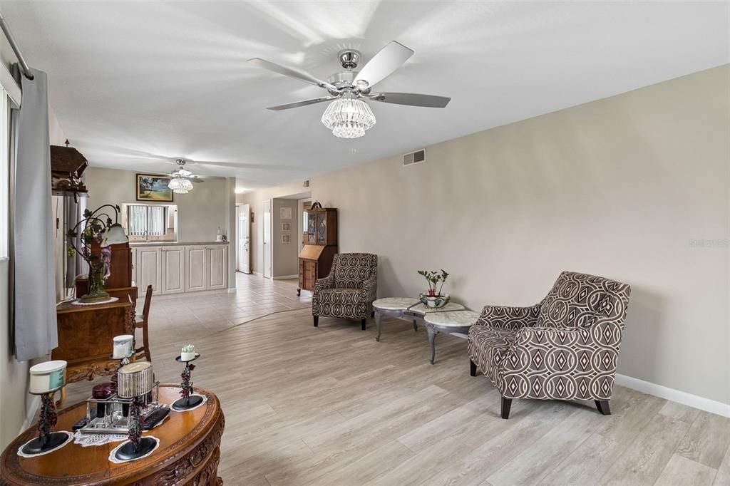 For Sale: $275,000 (2 beds, 2 baths, 1058 Square Feet)