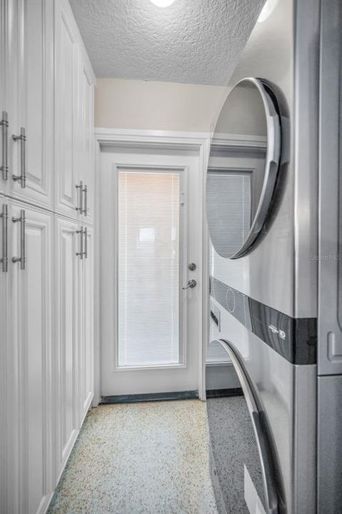 For Sale: $2,075,000 (2 beds, 2 baths, 1293 Square Feet)