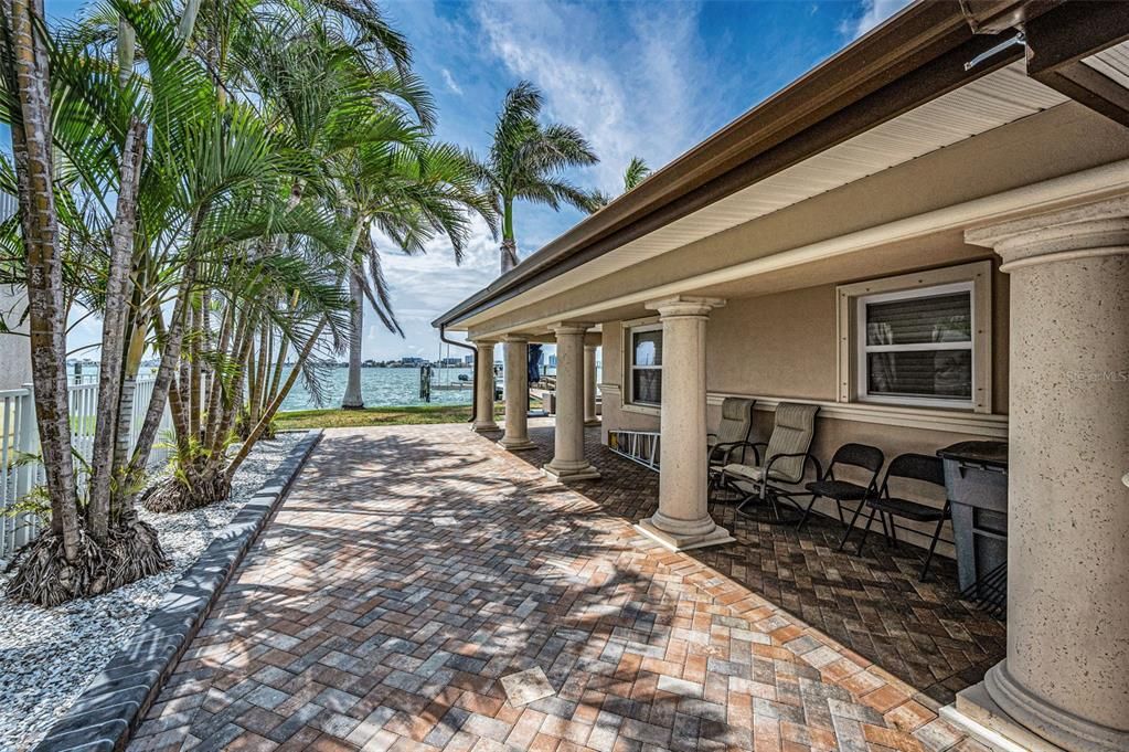 For Sale: $2,075,000 (2 beds, 2 baths, 1293 Square Feet)