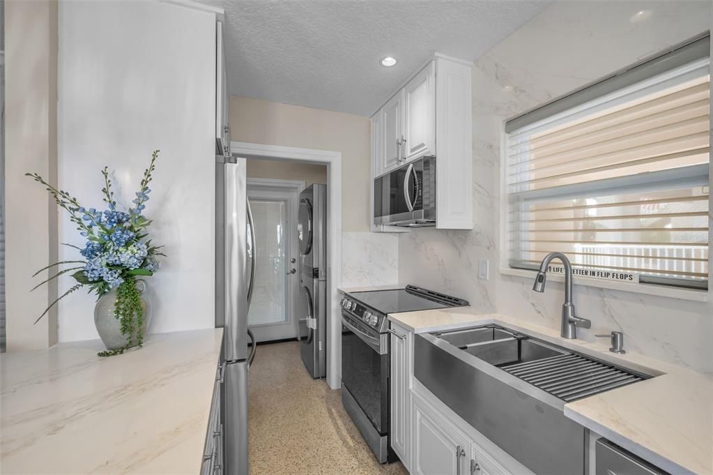 For Sale: $2,075,000 (2 beds, 2 baths, 1293 Square Feet)