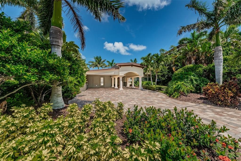 For Sale: $2,075,000 (2 beds, 2 baths, 1293 Square Feet)