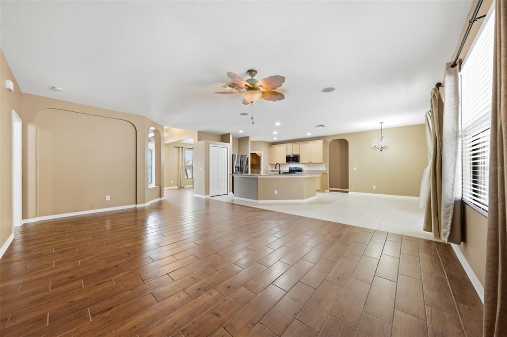 For Sale: $399,900 (5 beds, 3 baths, 2658 Square Feet)