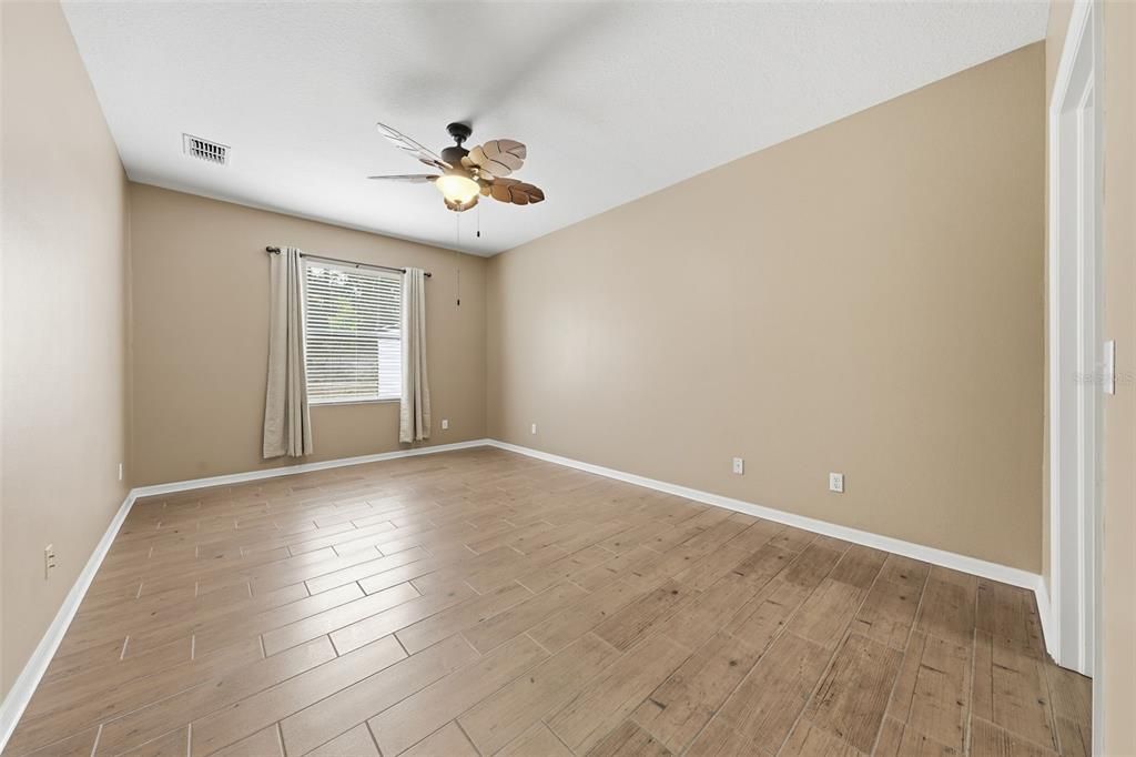 For Sale: $399,900 (5 beds, 3 baths, 2658 Square Feet)