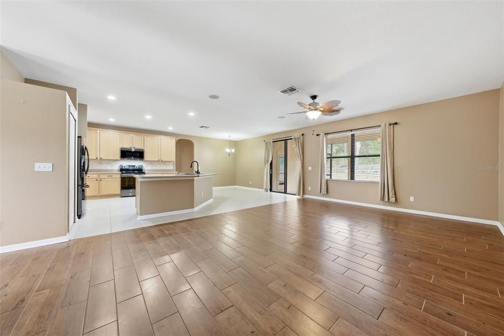 For Sale: $399,900 (5 beds, 3 baths, 2658 Square Feet)