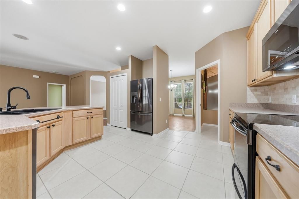 For Sale: $399,900 (5 beds, 3 baths, 2658 Square Feet)