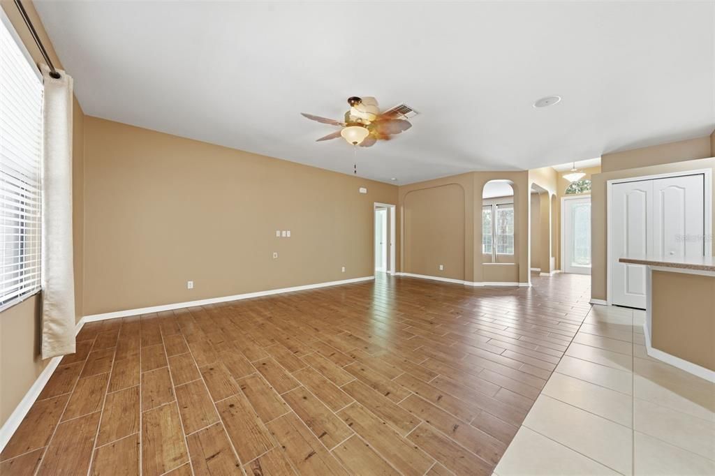 For Sale: $399,900 (5 beds, 3 baths, 2658 Square Feet)