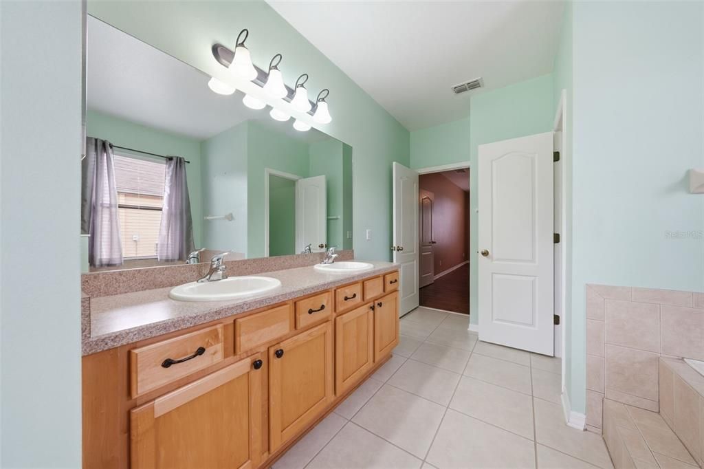 For Sale: $399,900 (5 beds, 3 baths, 2658 Square Feet)