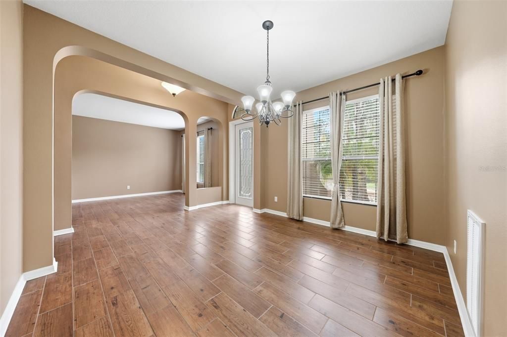 For Sale: $399,900 (5 beds, 3 baths, 2658 Square Feet)