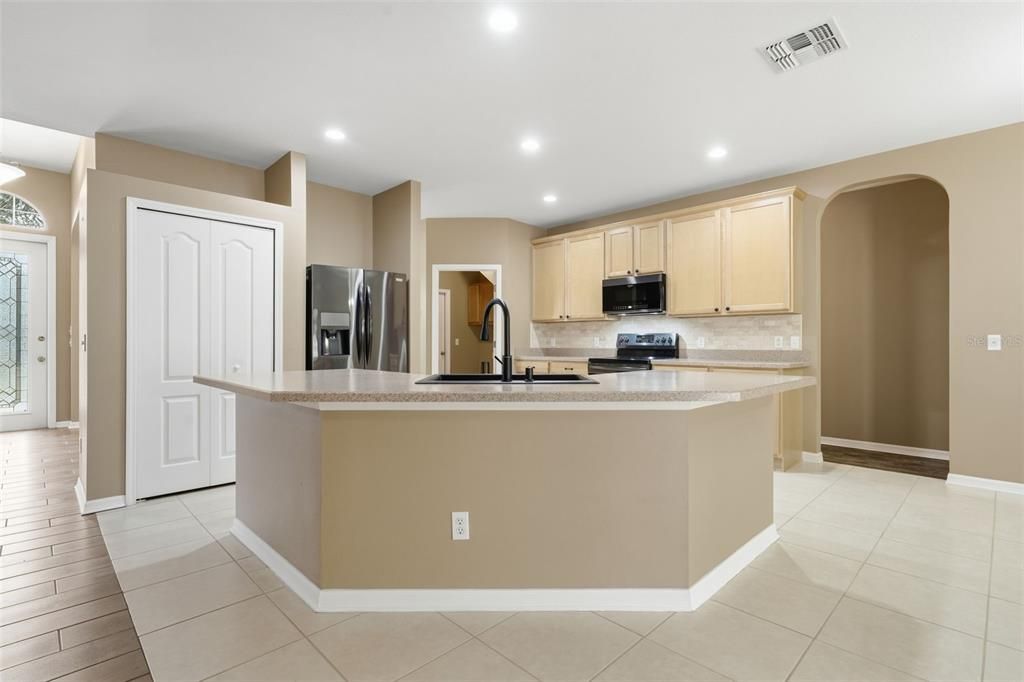 For Sale: $399,900 (5 beds, 3 baths, 2658 Square Feet)