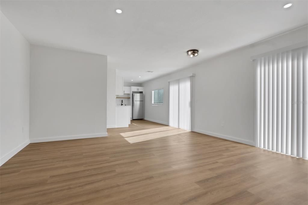 For Sale: $280,000 (2 beds, 1 baths, 902 Square Feet)