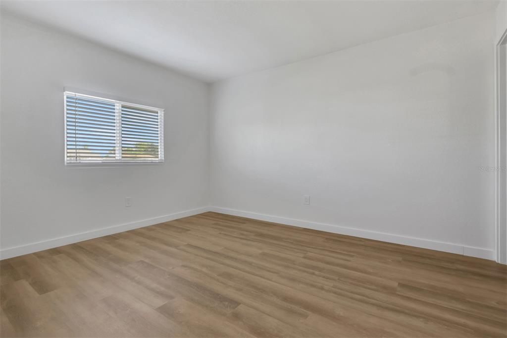 For Sale: $280,000 (2 beds, 1 baths, 902 Square Feet)