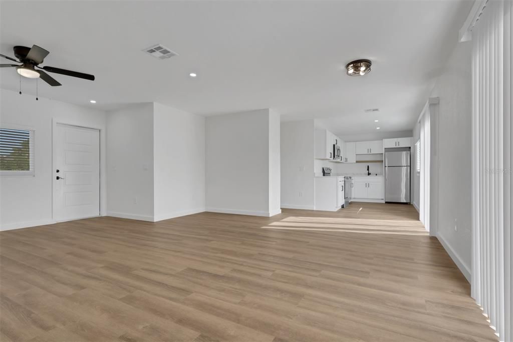 For Sale: $280,000 (2 beds, 1 baths, 902 Square Feet)