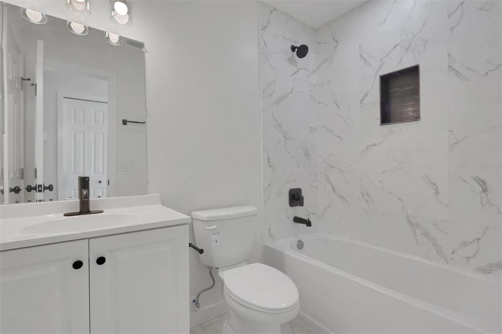For Sale: $280,000 (2 beds, 1 baths, 902 Square Feet)