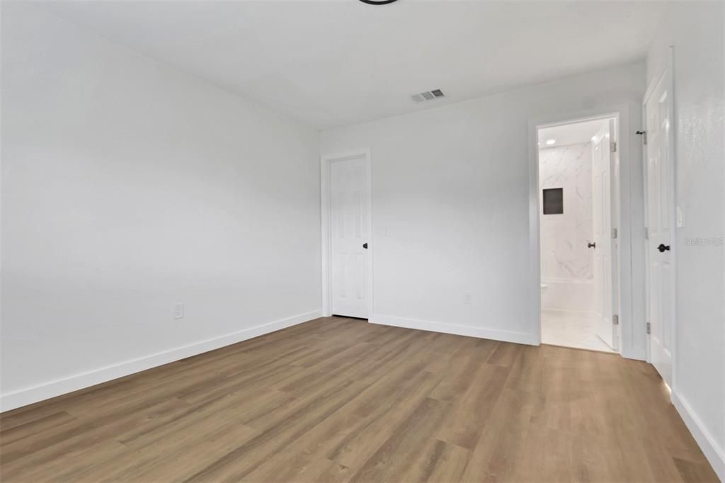 For Sale: $280,000 (2 beds, 1 baths, 902 Square Feet)