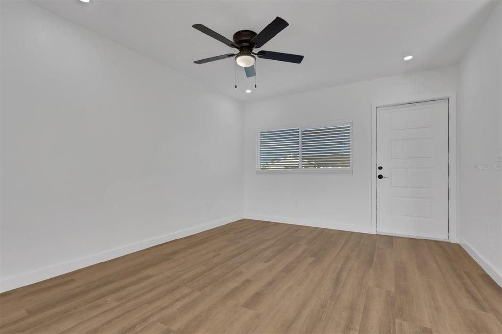 For Sale: $280,000 (2 beds, 1 baths, 902 Square Feet)