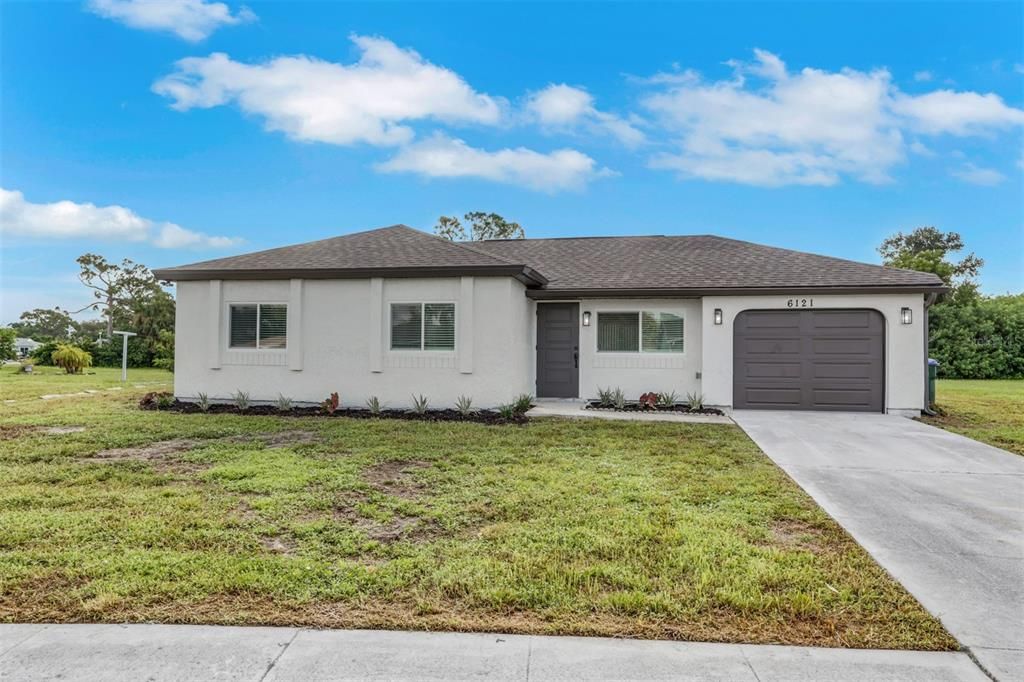 For Sale: $280,000 (2 beds, 1 baths, 902 Square Feet)