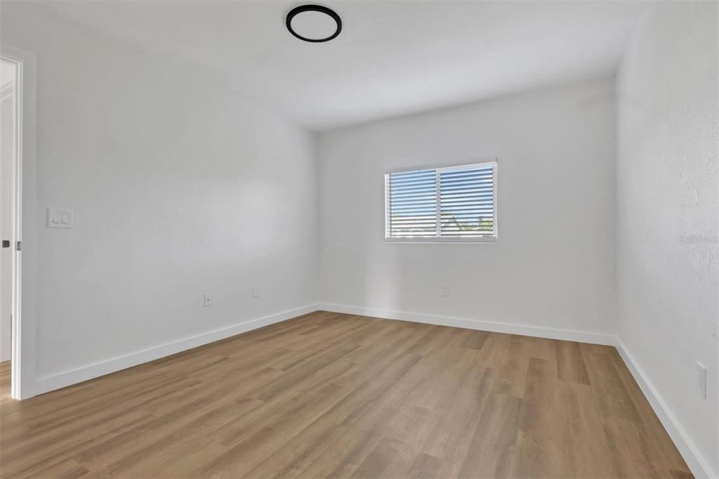 For Sale: $280,000 (2 beds, 1 baths, 902 Square Feet)