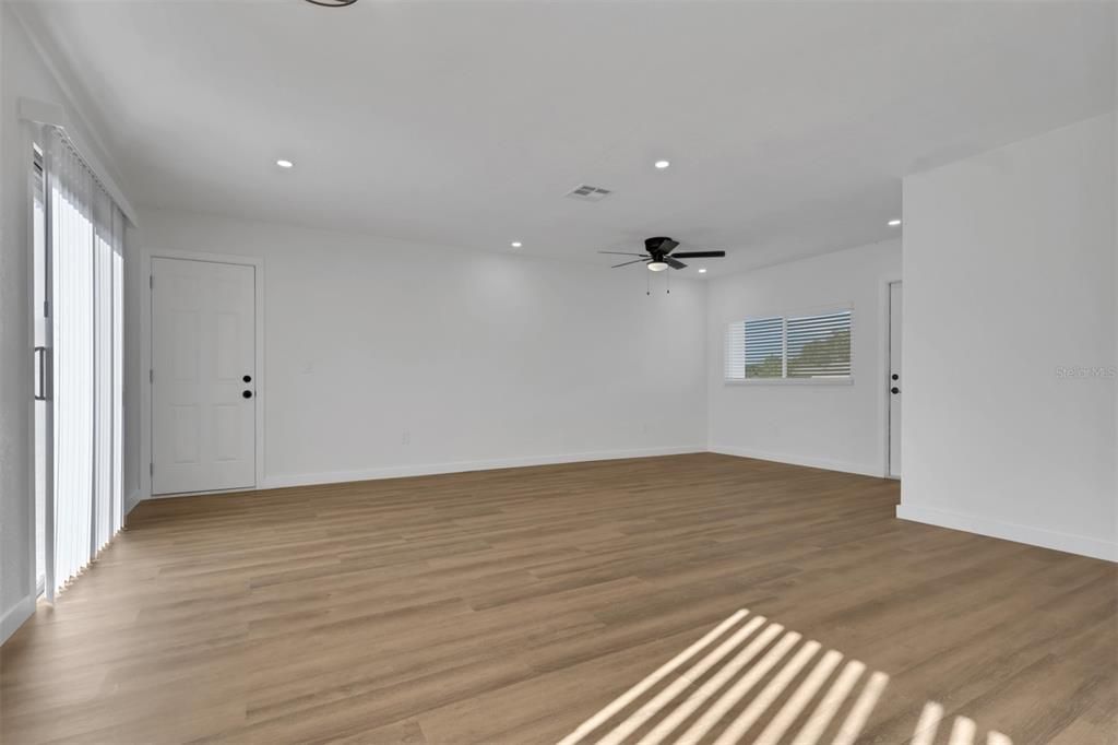 For Sale: $280,000 (2 beds, 1 baths, 902 Square Feet)