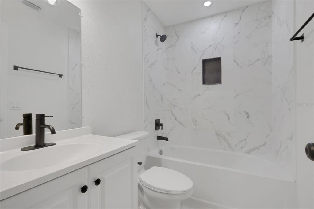 For Sale: $280,000 (2 beds, 1 baths, 902 Square Feet)