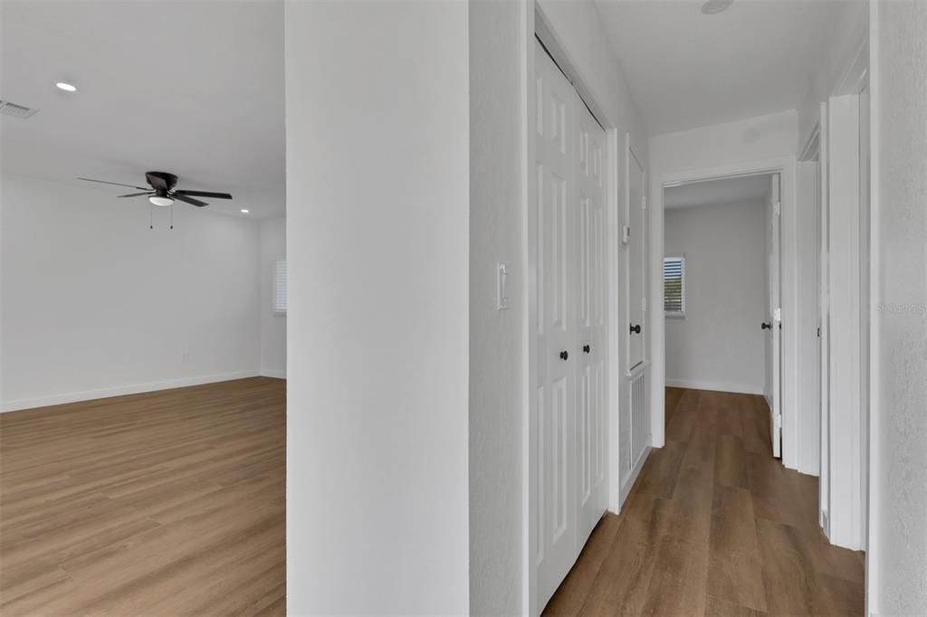 For Sale: $280,000 (2 beds, 1 baths, 902 Square Feet)