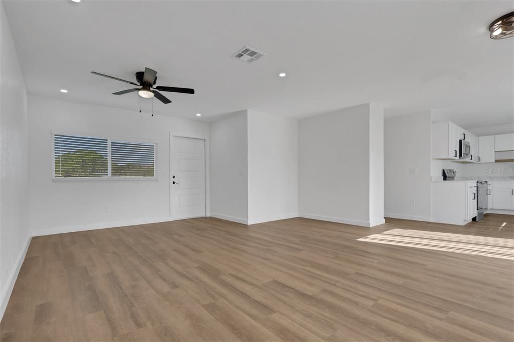 For Sale: $280,000 (2 beds, 1 baths, 902 Square Feet)