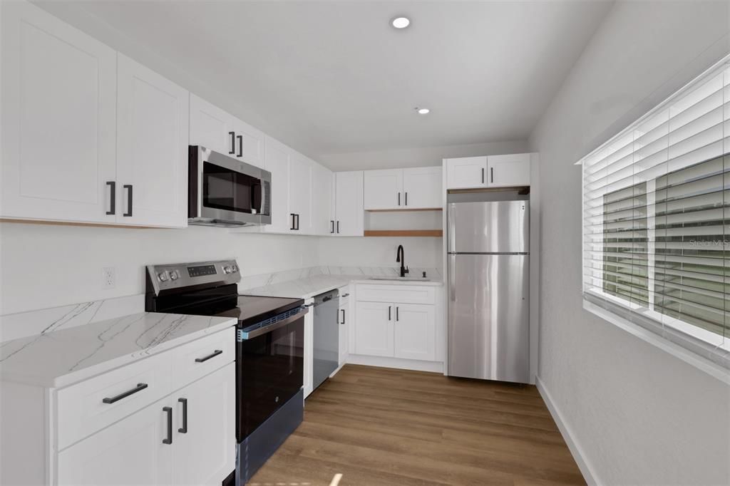 For Sale: $280,000 (2 beds, 1 baths, 902 Square Feet)
