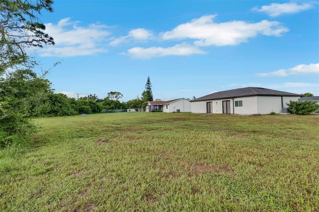 For Sale: $280,000 (2 beds, 1 baths, 902 Square Feet)
