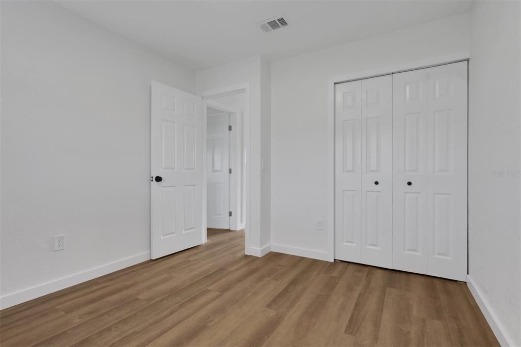 For Sale: $280,000 (2 beds, 1 baths, 902 Square Feet)