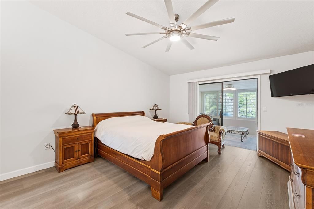 Active With Contract: $392,000 (2 beds, 2 baths, 1426 Square Feet)