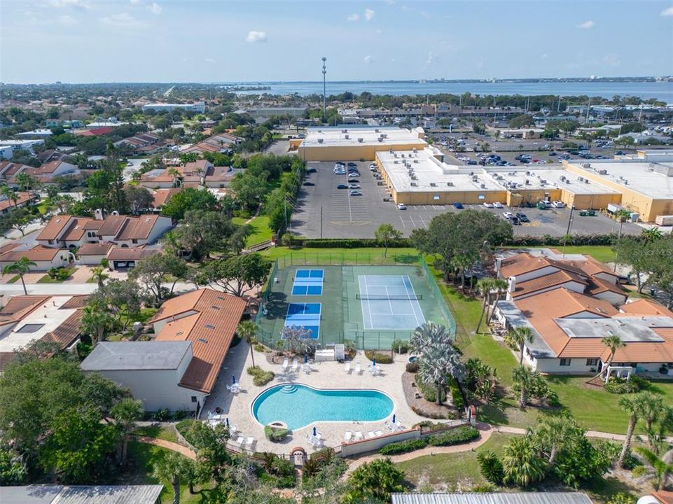 Active With Contract: $392,000 (2 beds, 2 baths, 1426 Square Feet)