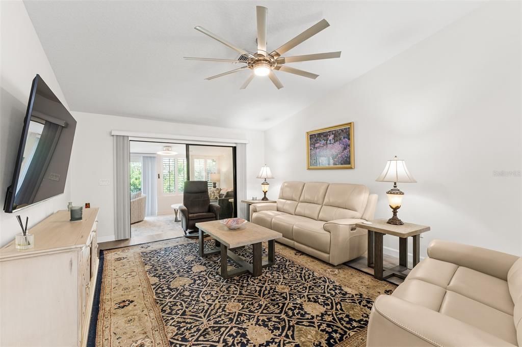 Active With Contract: $392,000 (2 beds, 2 baths, 1426 Square Feet)