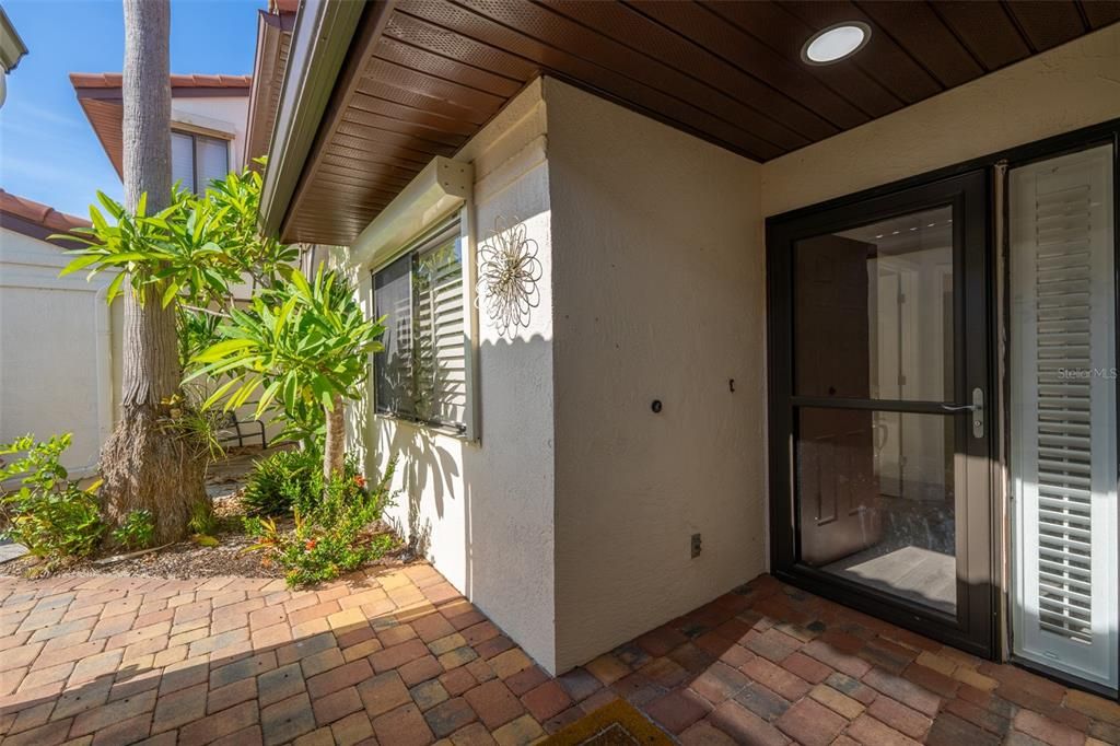 Active With Contract: $392,000 (2 beds, 2 baths, 1426 Square Feet)