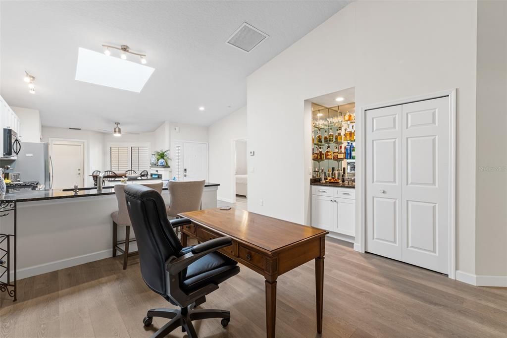 Active With Contract: $392,000 (2 beds, 2 baths, 1426 Square Feet)
