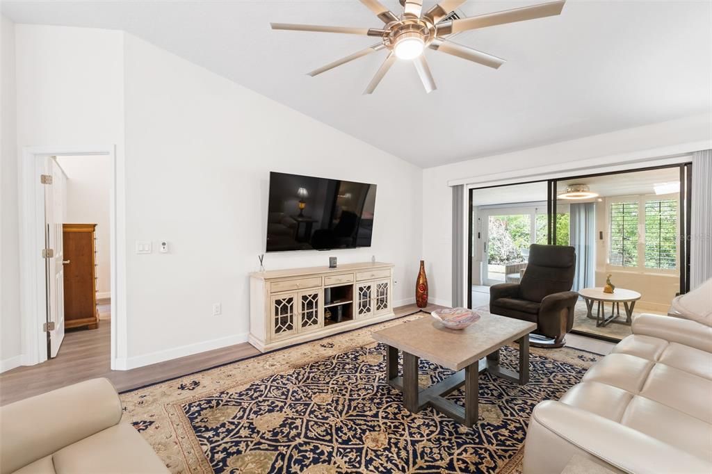 Active With Contract: $392,000 (2 beds, 2 baths, 1426 Square Feet)