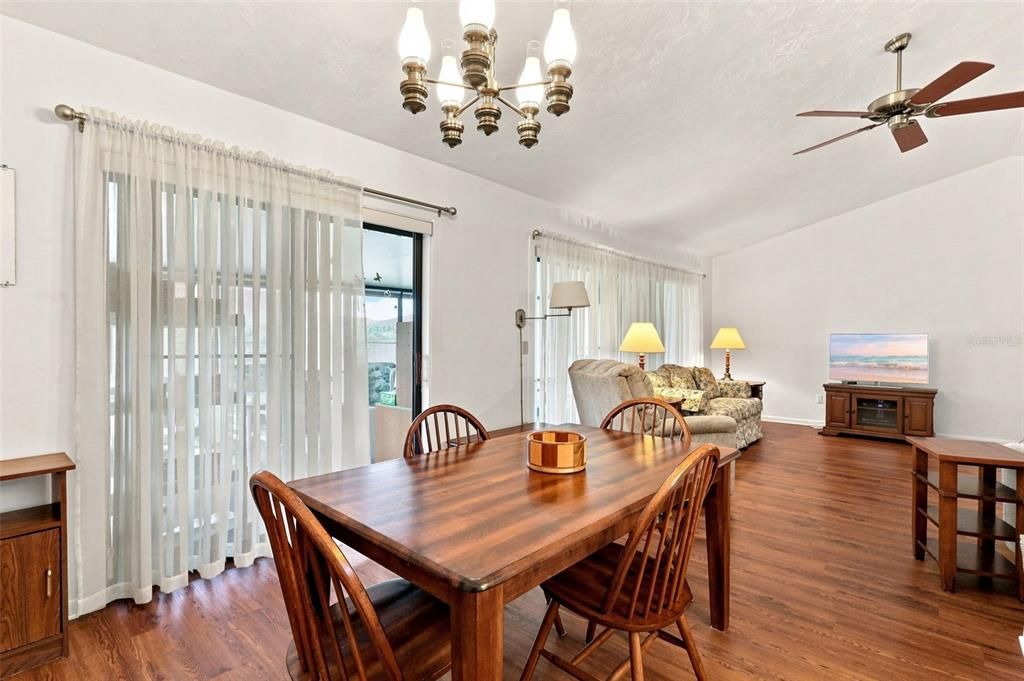На продажу: $280,000 (2 спален, 2 ванн, 1288 Квадратных фут)