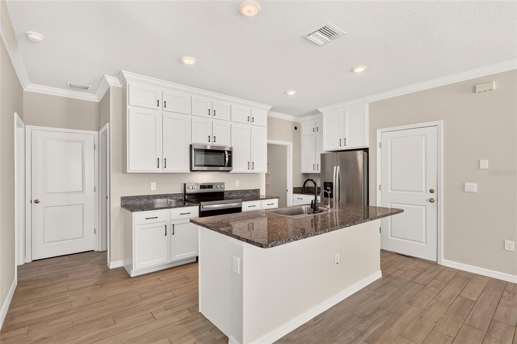 For Rent: $2,800 (5 beds, 3 baths, 2414 Square Feet)