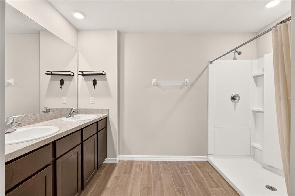 For Rent: $2,800 (5 beds, 3 baths, 2414 Square Feet)