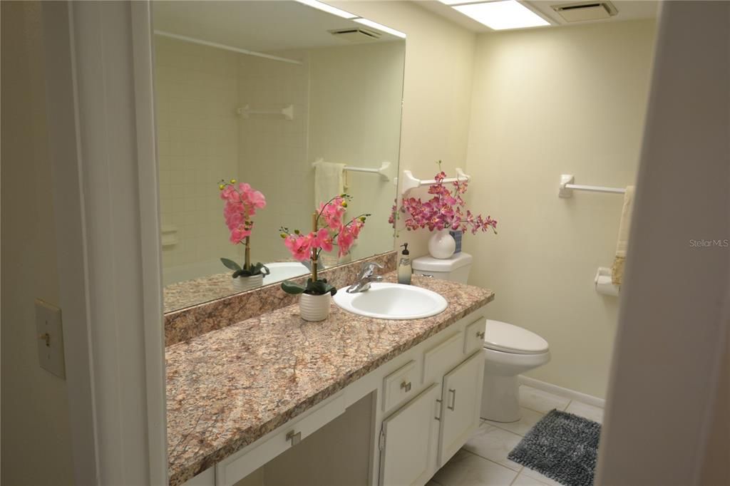 For Rent: $2,000 (2 beds, 2 baths, 924 Square Feet)