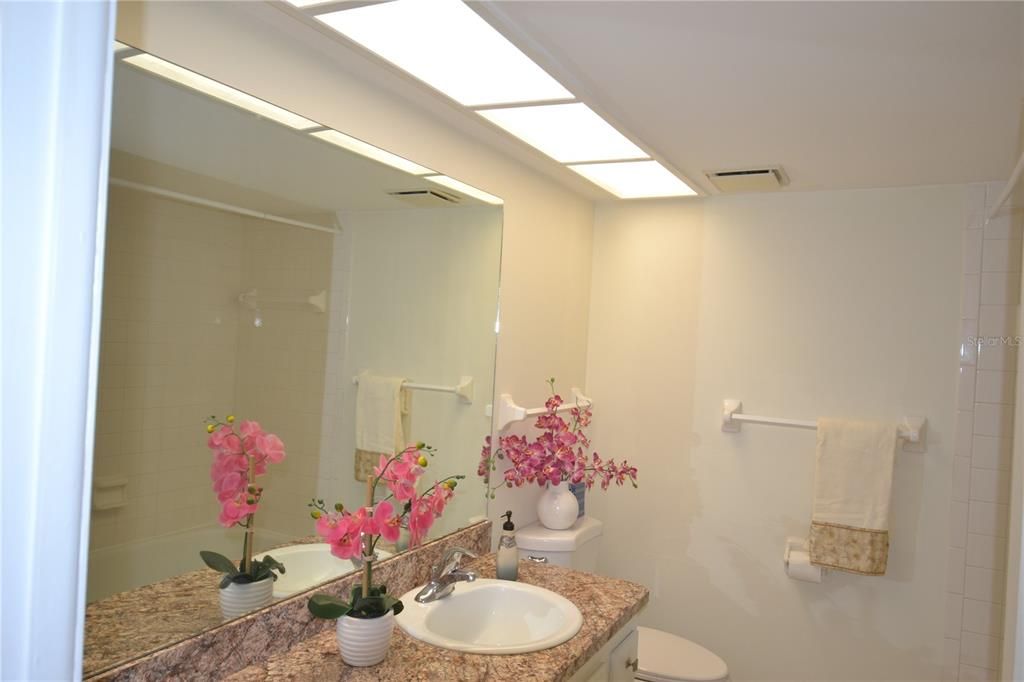 For Rent: $2,000 (2 beds, 2 baths, 924 Square Feet)