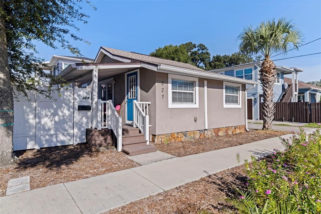 For Sale: $325,000 (2 beds, 1 baths, 670 Square Feet)