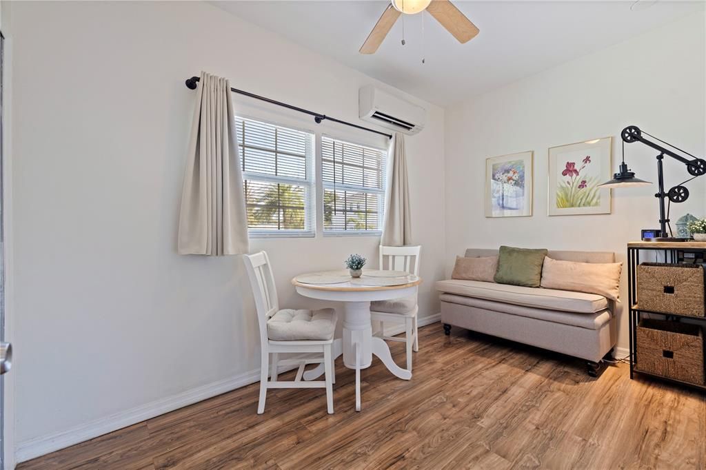 For Sale: $325,000 (2 beds, 1 baths, 670 Square Feet)
