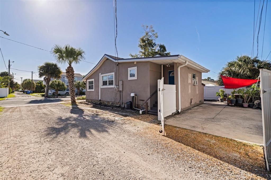 For Sale: $325,000 (2 beds, 1 baths, 670 Square Feet)
