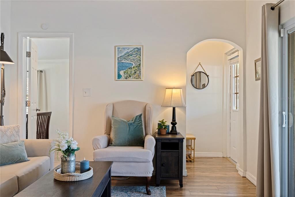 For Sale: $325,000 (2 beds, 1 baths, 670 Square Feet)