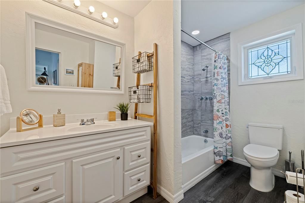 For Sale: $325,000 (2 beds, 1 baths, 670 Square Feet)