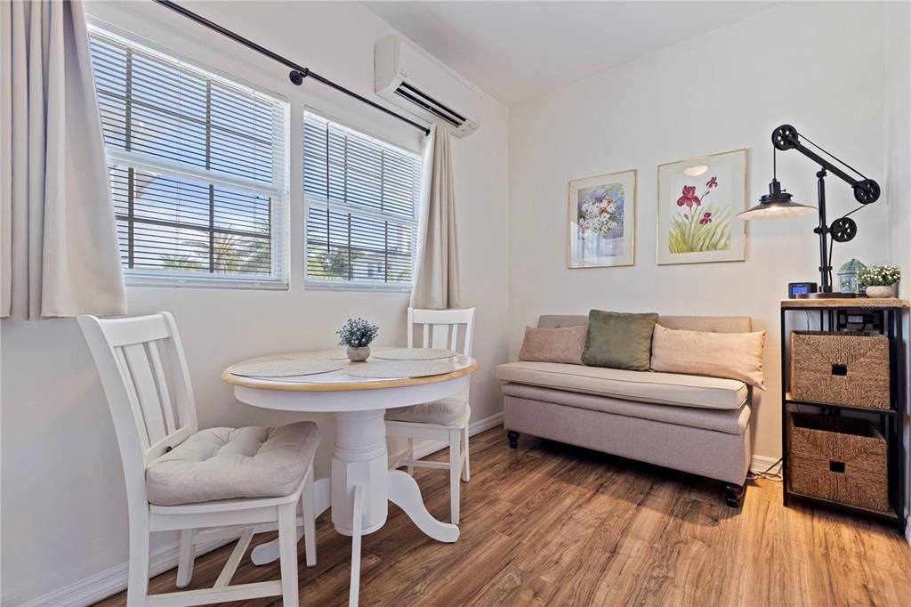 For Sale: $325,000 (2 beds, 1 baths, 670 Square Feet)