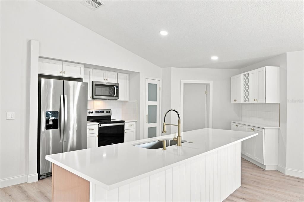 For Sale: $359,900 (3 beds, 2 baths, 1655 Square Feet)