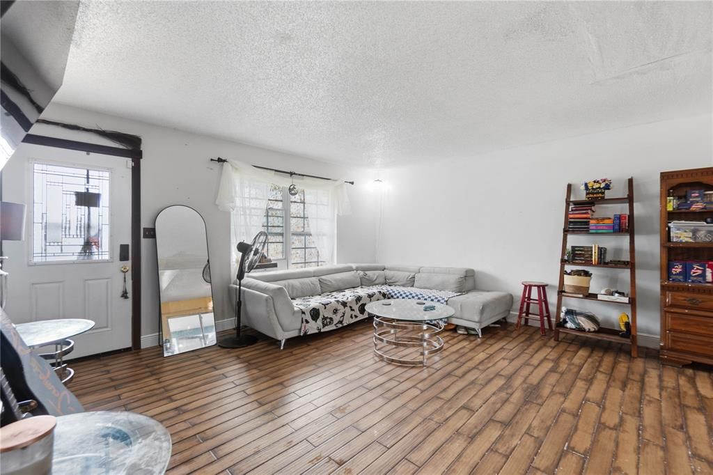 For Sale: $270,000 (3 beds, 2 baths, 1186 Square Feet)