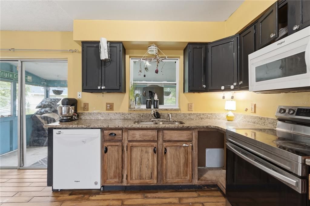 For Sale: $270,000 (3 beds, 2 baths, 1186 Square Feet)